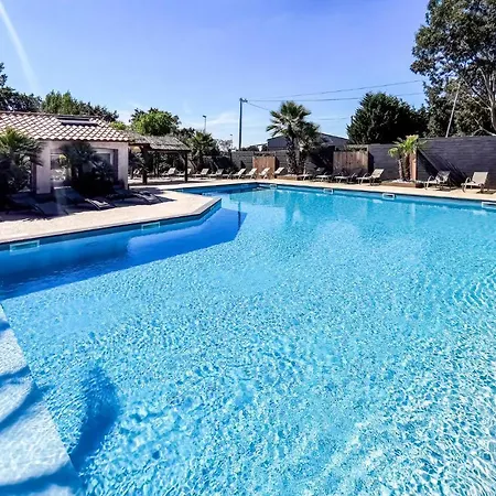 Gorgeous Stacaravan In En Retz Camping La Bernerie-en-Retz